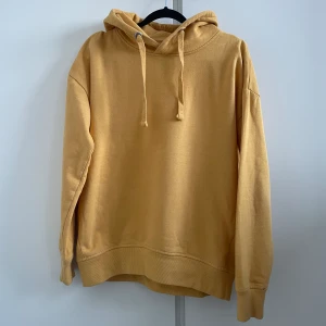 Gul hoodie  - • Basic 