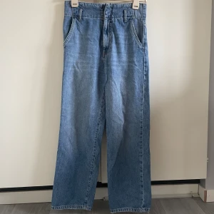 Hödmidjade jeans  - • Skärp  • Rak modell 