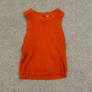 säljer en orange croptop från h&m som tyvärr är för liten för mig. lite nopprig på sidorna men bra skick i övrigt. inga bilder på då den är för liten som sagt. köps via köp nu, kom privat om du har frågor eller vill ha fler bilder. 💋💋