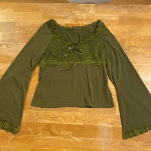 Forest green långärmad - Jätte söt tröja med vida armar och spets! Färgen är inte lika grön som på bilderna, bild 3 & 5 visar färgen rättvisast