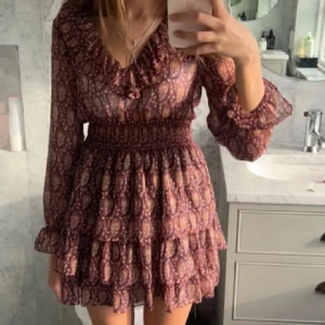 Klänning  - Säljer denna klänningen från zara som inte längre säljs. Den är i nyskick utan defekter. 💓frakt, 60kr 