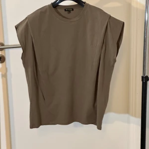 Top - Nice top. You can see sign of flaw in picture 6. Suitable for large size also.