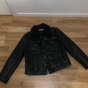 Svart skin kappa - Säljer denna svarta skin kappa från Gina tricot då den inte har kommit till användning💞 Går att diskutera pris🩷