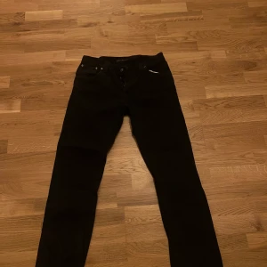 Nudie Jeans Svarta - Nyskick. Storlek 32/32. Väldigt bra svart färg. 