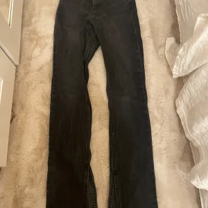 Svarta jeans - Svarta jeans från gina som jag köpte i somras. Skit snygga straight jeans med slit tyvärr är dem för små nu.  !!!Står ej för frakt!!