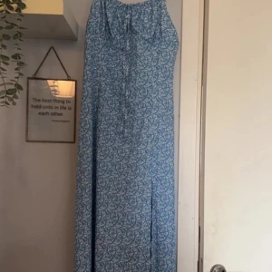 Ljusblå klänning - Enbart testad på, beställd ifrån SHEIN för ett tag sen i storlek S. 