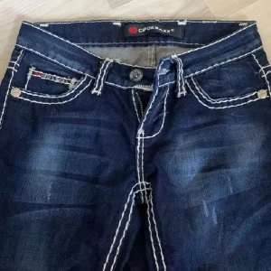 Lågmidjade jeans  - Säljer mina sjukt snygga true religion liknade jeans🤩🤩 As coola fickor och lågmidjade!💘 Köpte dessa på Plick för 500kr men nypris är över 1000kr Säljer då de inte satt som jag ville, (omsydda till Bootcut) 🫶🏻