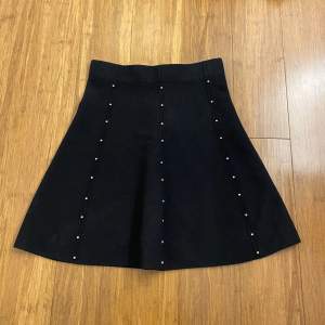 Kort kjol med nitar från Zara i storlek XS. Oanvänd