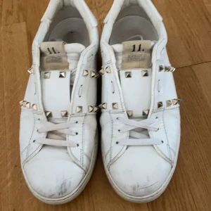 Valentino skor - Skick 7/10 Storlek: 41,5 Dustbag följs med Pris: 2000kr