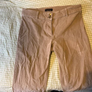 Manchester byxor - Beiga Manchester byxor i fint skick. Säljes då dem är för stora på mig:(  Inga fickor och dubbla knappar fram till. Flared 