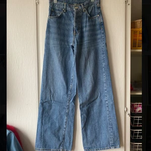 Jeans från Gina Tricot - Jeans från Gina Tricot i storlek XS