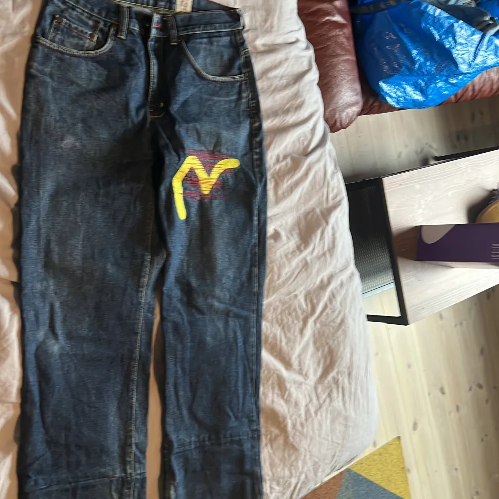 Mörkblåa Eviesu jeans. Bra skick enda defekt är att dom är lite slitna i botten av dem. Storlek 29/34 men uppsydda några cm så skriv om ni har några funderingar om storleken så kan jag mäta. Priset är inte fast . Jeans & Byxor.