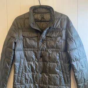 Massimo Dutti Jacka - Massimo Dutti Jacka storlek (S). Säljer denna tunna mörkgröna jacka perfekt till våren. Jackan har inte använts mycket därför väldigt bra skick. Tveka inte på att höra av dig vid funderingar.