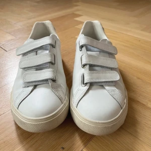 Veja sneakers  - Superfina sneakers från Veja i stl 39. De är i nyskick och är köpta här på Plick. Säljer då de var lite för stora för mig. Nypris 1795kr.