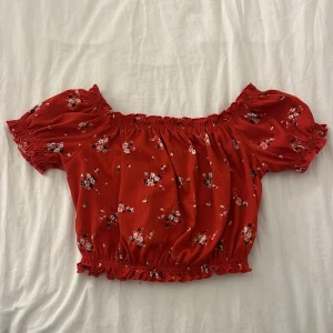 topp - kort röd topp med blommor på som är offshoulder, inga defekter🌸