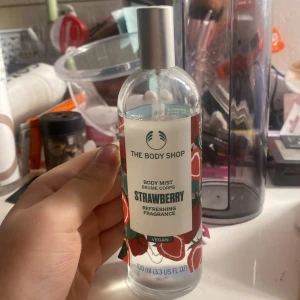 The body shop body mist jordgubb - Säljer pågrund av att ja ej andvänder den och har andra parfymer jag väljer istället , andvänd några gånger men är fortfarande mer än halva kvar , köpte för 149 och säljer för 90 , ni kan även buda ner priset. 