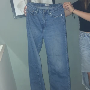 Jeans💗 - Bra skick andvänt ganska mycket men gylfen gick it och dra upp så då satte jag dit en nyckelring men den syns knappt nör man har på sig de inga fläckar heller eller hål💗💗👌🏻