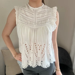 Vit blus  - Vit blus från zara!! Perfekt till sommaren och våren🤍 hör av dig vid frågor eller för fler bilder!!