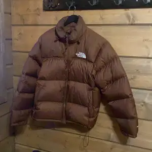 Säljer en north face puffer jacket   Har haft den i några år men den ligger bara o samlar damm i garderoben 