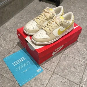 Nike Dunk lemon  - Helt nya. Vann dragning på SNS. Kostar 317 USD på StockX. 