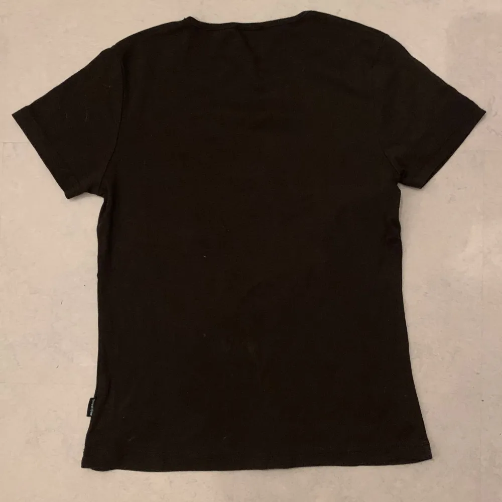 Jätte fin svart t-shirt, bra skick men kommer ej till användning❤️. T-shirts.