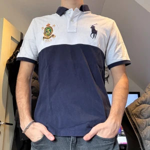 Ralph Lauren Piké - Ralph Lauren Piké i väldigt bra skick!  Modellen är 185 cm och väger 72kg!  Storlek XL passar M! 