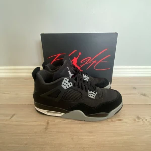 Jordan 4 black canvas - Skick 10/10. Box finns. Kvitto finns. 