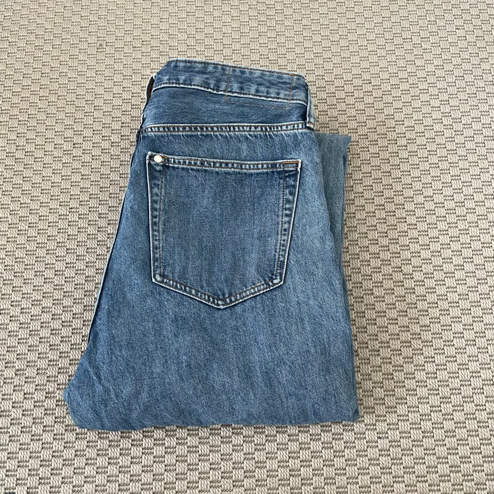 Tjena! Säljer nu dessa schyssta jeans från H&m, passform loose/baggy i fint skick. Inga defekter. Kontakta mig vid frågor 🤝. Jeans & Byxor.