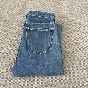 Tjena! Säljer nu dessa schyssta jeans från H&m, passform loose/baggy i fint skick. Inga defekter. Kontakta mig vid frågor 🤝