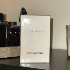 Dolce & Gabbanas L’imperatrice i 50ml. Har redan den parfymen och den är underbar, riktigt fräsch 🤩 Kostar 795, säljer den för 350 kr