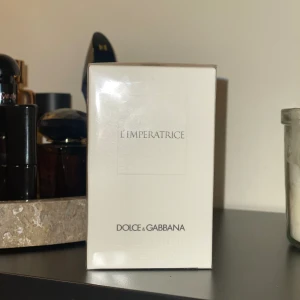 L’imperatrice 50ml (oöppnad) - Dolce & Gabbanas L’imperatrice i 50ml. Har redan den parfymen och den är underbar, riktigt fräsch 🤩 Kostar 795, säljer den för 350 kr