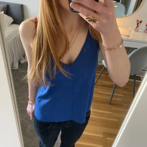 Blått linne - Blått linne från zara, perfekt till sommaren! Banden är korsade i ryggen och jag har sytt upp de själv där bak💗
