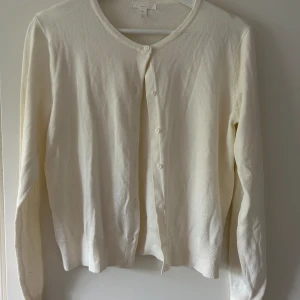 Finstickad kofta - Superskönt cremevit finstickad kofta från H&M. Använts ett fåtal gånger, fortfarande i mycket fint skick. Storlek M. 