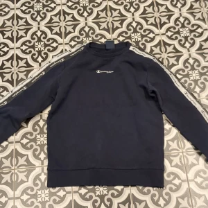 Champion tröja  - 150-155, 11-12 år rekomenderas, tröja, champion i topp skick, knappt andvänd