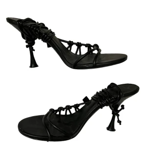 strappy mango klackar - säljer dessa eleganta och gulliga klackarna från mango! de har snören så att man kan knyta. perfekt nu till sommaren! om du har frågor så är det bara att kontakta mig.