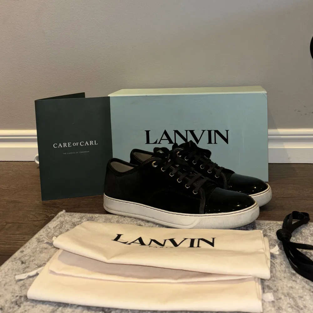 intressekoll På ett par lanvin skor i storlek 43 Använda men i mycket gott skick! Skicka pm vid frågor eller fler blider:) (Pris är inte hugget i sten utan går att diskutera). Skor.