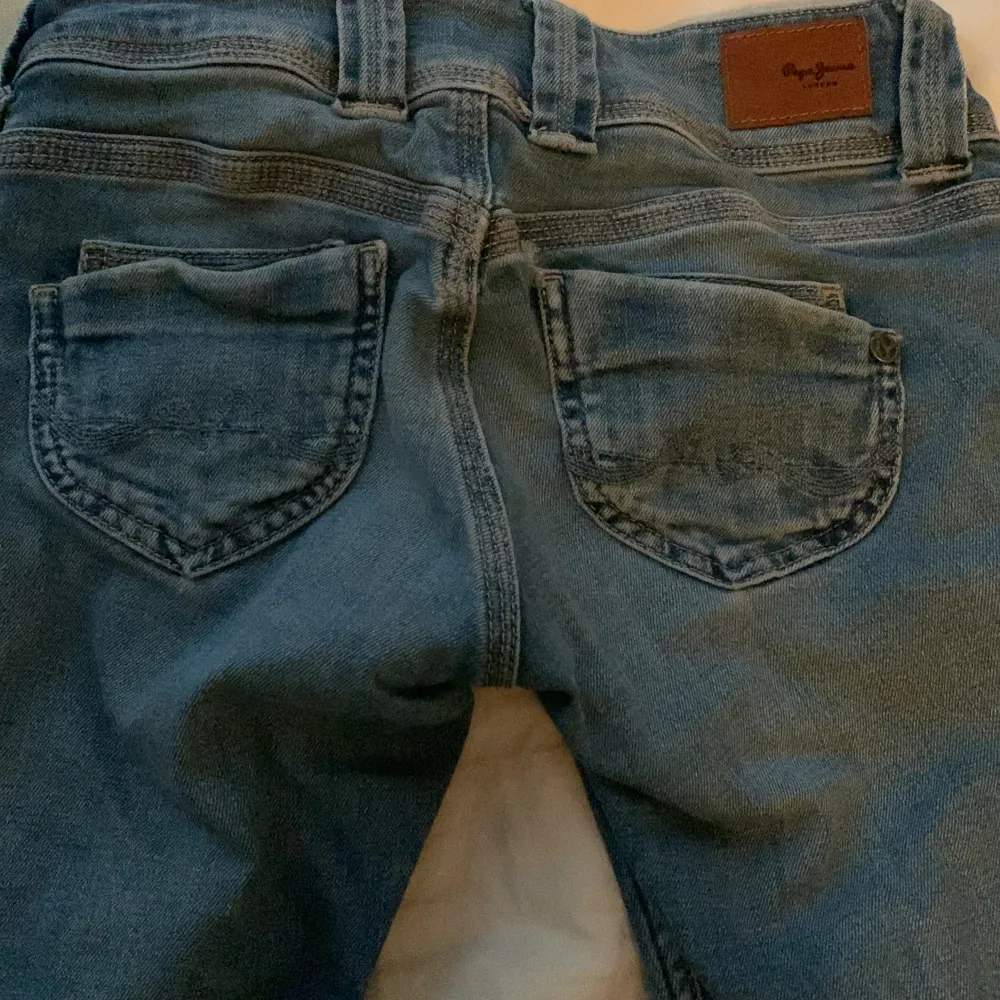 Lågmidjade jeans som är köpta på zalando. Dem är som nya då dem användts några fåtal gånger. Priset går att diskutera men köpte från början för cirka 1000. 😄💖. Jeans & Byxor.