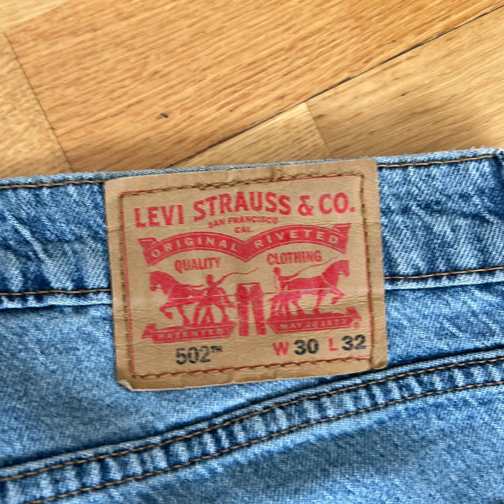 Levis jeans i modell 502. Har klippt i i dom där nere för att få dom ”bredare” . Jeans & Byxor.