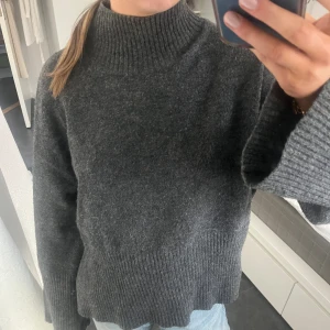 Stickad tröja  - Super snygg stickad tröja med krage. Haft den ett tag men inte mycket använd💞
