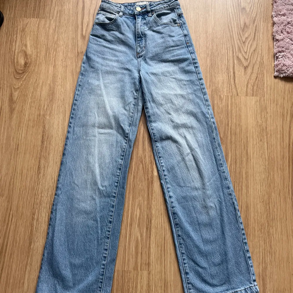 Säljer mina Abrand “94 high straight” Jeans.  Byxorna är väl använda men i bra skick. Köpta för 1299. Skriv gärna vid frågor💕 priset går att diskutera.  Midjemått - 29   Innerben - 79. Jeans & Byxor.