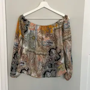 En off shoulder topp (resår) från River island Den har öppna detaljer över ryggen och ärmarna  Skönt, svalt och lätt , polyester  