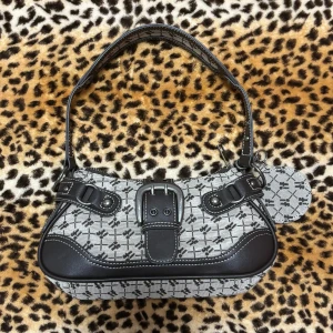 2000s axelväska  - ✰*฿✩‧₊˚ läs gärna köpvillkoren innan ✰ väldigt söt väska med en spegel på sidan ✰ har använts 2-3 gånger men har en fläck som syns på tredje bilden, annars i mycket bra skick ✰ FAST PRIS ✰ skriv gärna vid frågor💋