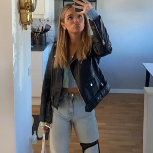 Zara skinnjacka - Säljer denna skinnjacka från zara💗super snygg men kommer tyvärr inte til användning 