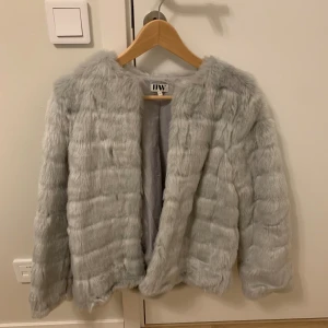 Fuskpäls jacka - Grå Fuskpälsjacka. Aldrig använd  