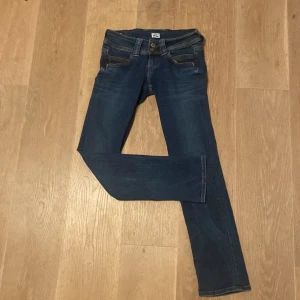 Pepe jeans venus -straight- low waist - Intressekoll på de här as snygga jeansen som är köpta här på plick, väldigt lågmidjade och så snygga!! Fråga om ni undrar något❤️❤️❤️🥰🥰 storleken är bort klippt från förra ägaren men det stog 34 när jag köpte byxorna!