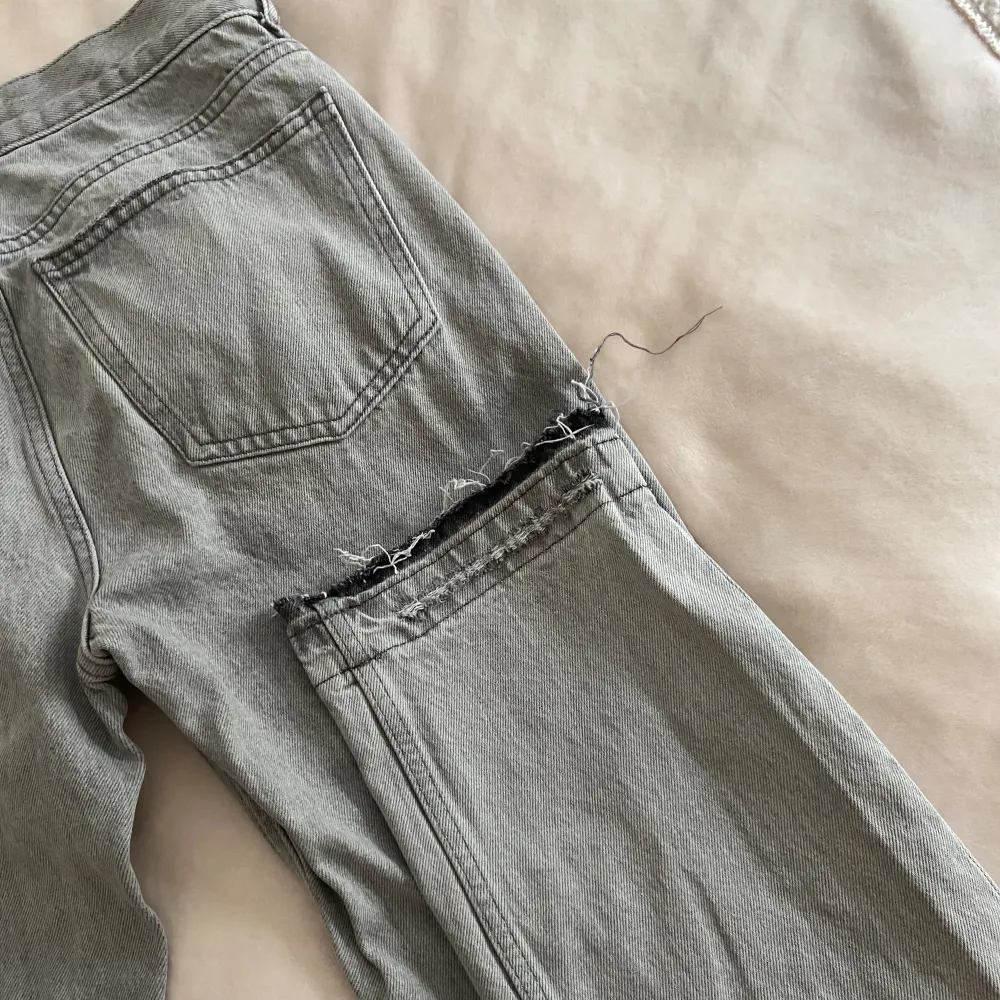 Lågmidjade jeans med raka ben från Gina Tricot i storlek 36🤍. Jeans & Byxor.