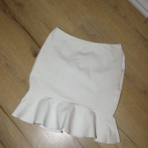 Kjol - Man drar upp grad kedjan för att knäppa den