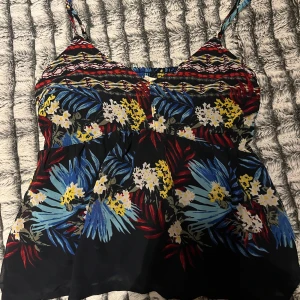 Fin sommar tröja - En fin sommar tröja, perfekt om man vill klä upp sig lite extra💕 storlek s, har använts få tall gånger. 