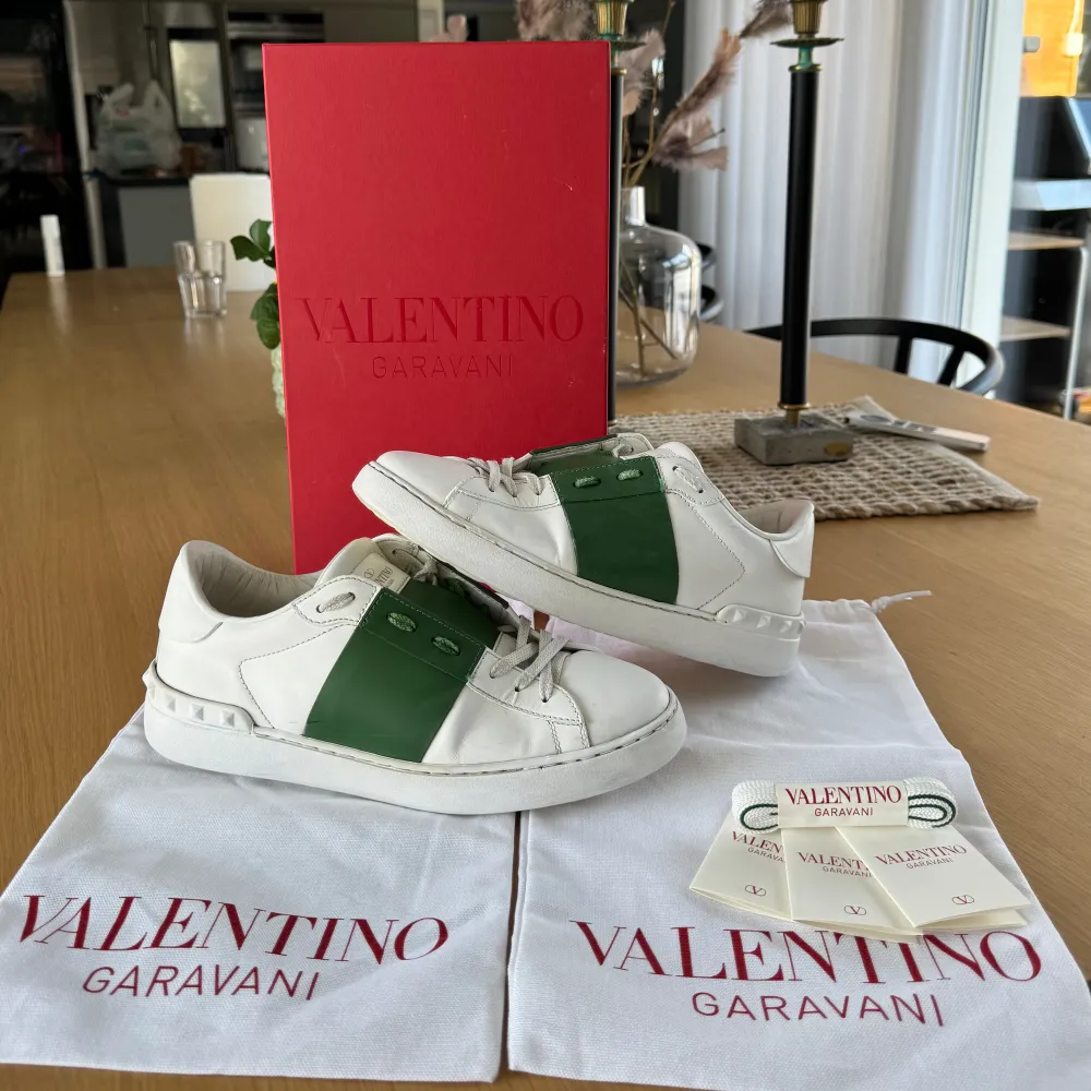 Super snygga gröna valentino skor i strl 40! Sparsamt använd och i fint skick! Allt tillbehör på bilden tillkommer! Skriv vid frågor och funderingar!. Skor.