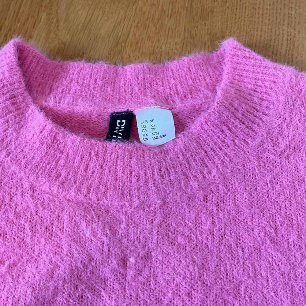 En rosa stickad tröja från H&M. Säljer den pga att den är lite för kort för min smak. Nypris:200kr. Den är lite nopprig men i bra skick! Kontakta mig för fler bilder!👍🏻. Stickat.